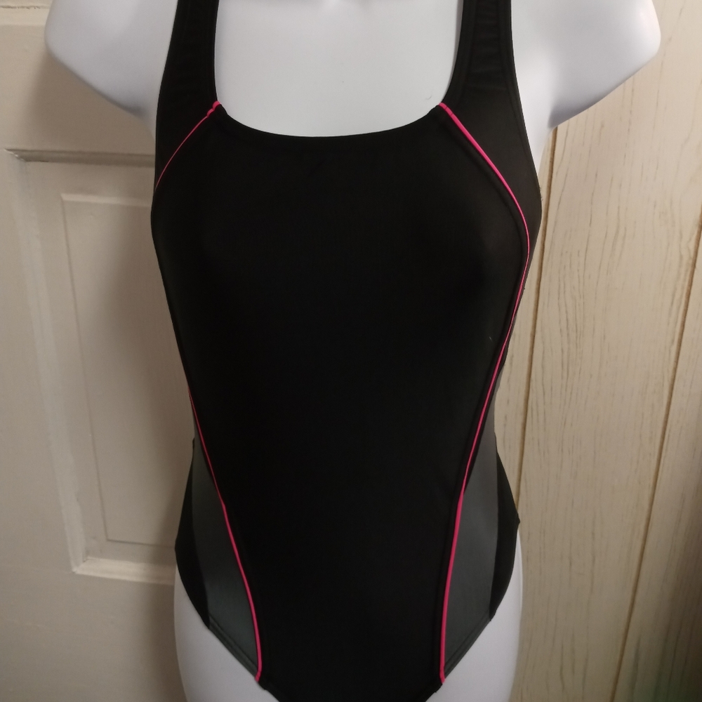 Speedo one piece bathing suit m in size 34 in ches